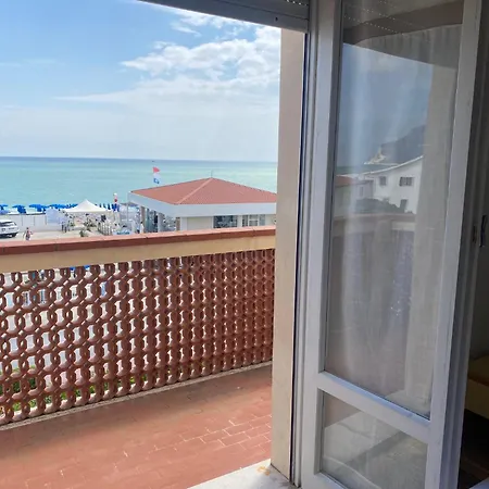 Fronte Mare Bilocale 2-3 Posti, Int 4 * Marcelli